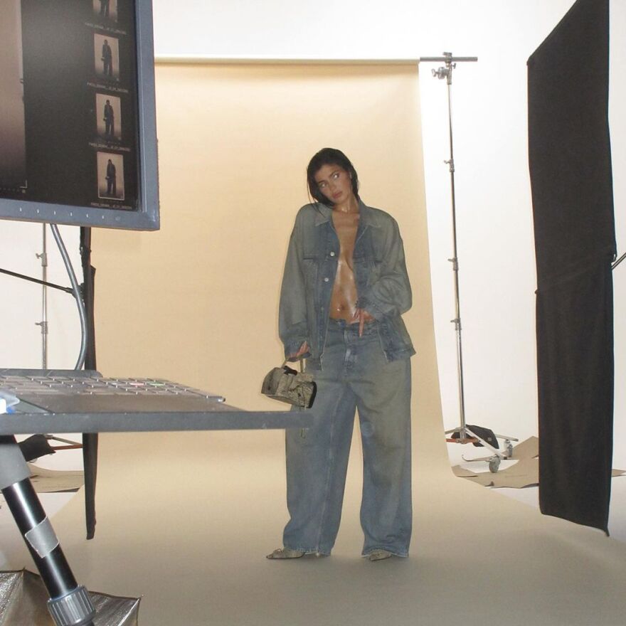 Κάιλι Τζένερ: Ημίγυμνη με λάσπες στο σώμα της - Δείτε βίντεο και φωτογραφίες