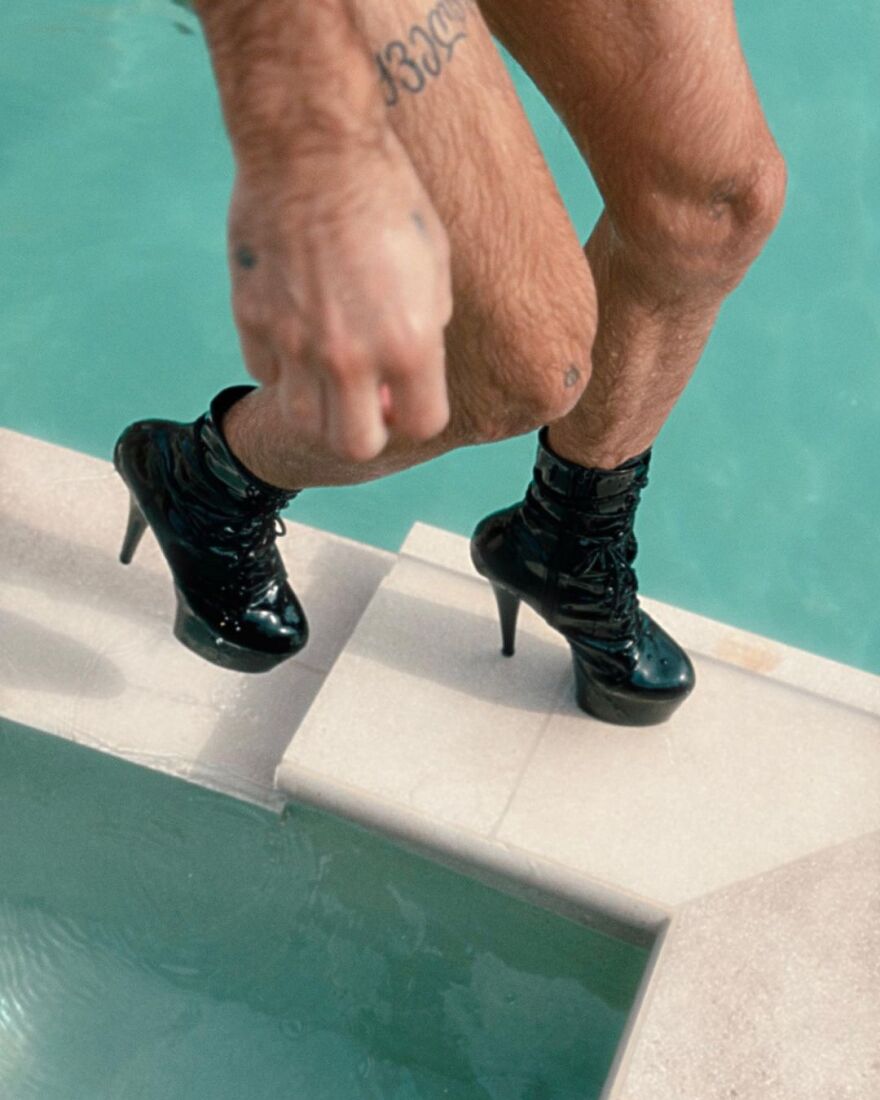 Τάσος Ξιαρχό: Με ψηλά τακούνια στην πισίνα ο χορευτής - Οι φωτογραφίες που ανάρτησε