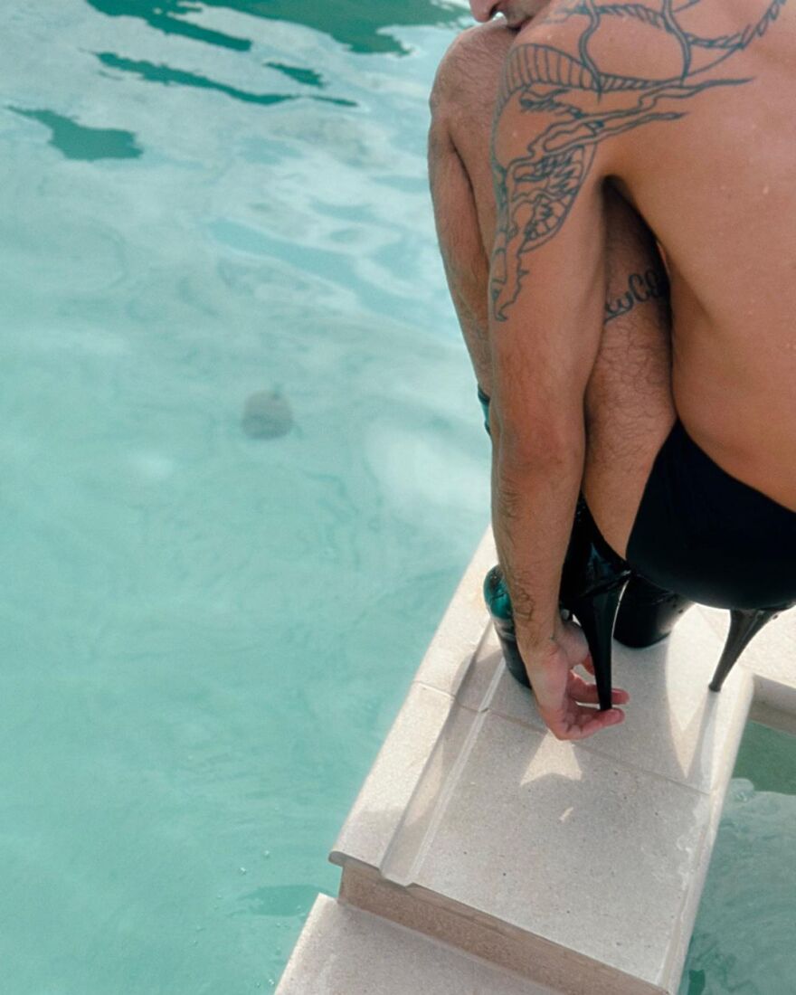 Τάσος Ξιαρχό: Με ψηλά τακούνια στην πισίνα ο χορευτής - Οι φωτογραφίες που ανάρτησε