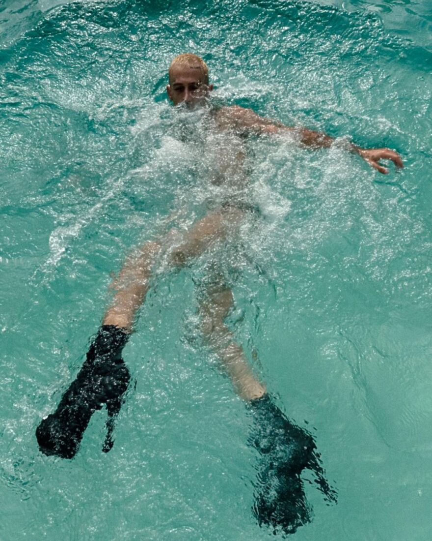 Τάσος Ξιαρχό: Με ψηλά τακούνια στην πισίνα ο χορευτής - Οι φωτογραφίες που ανάρτησε