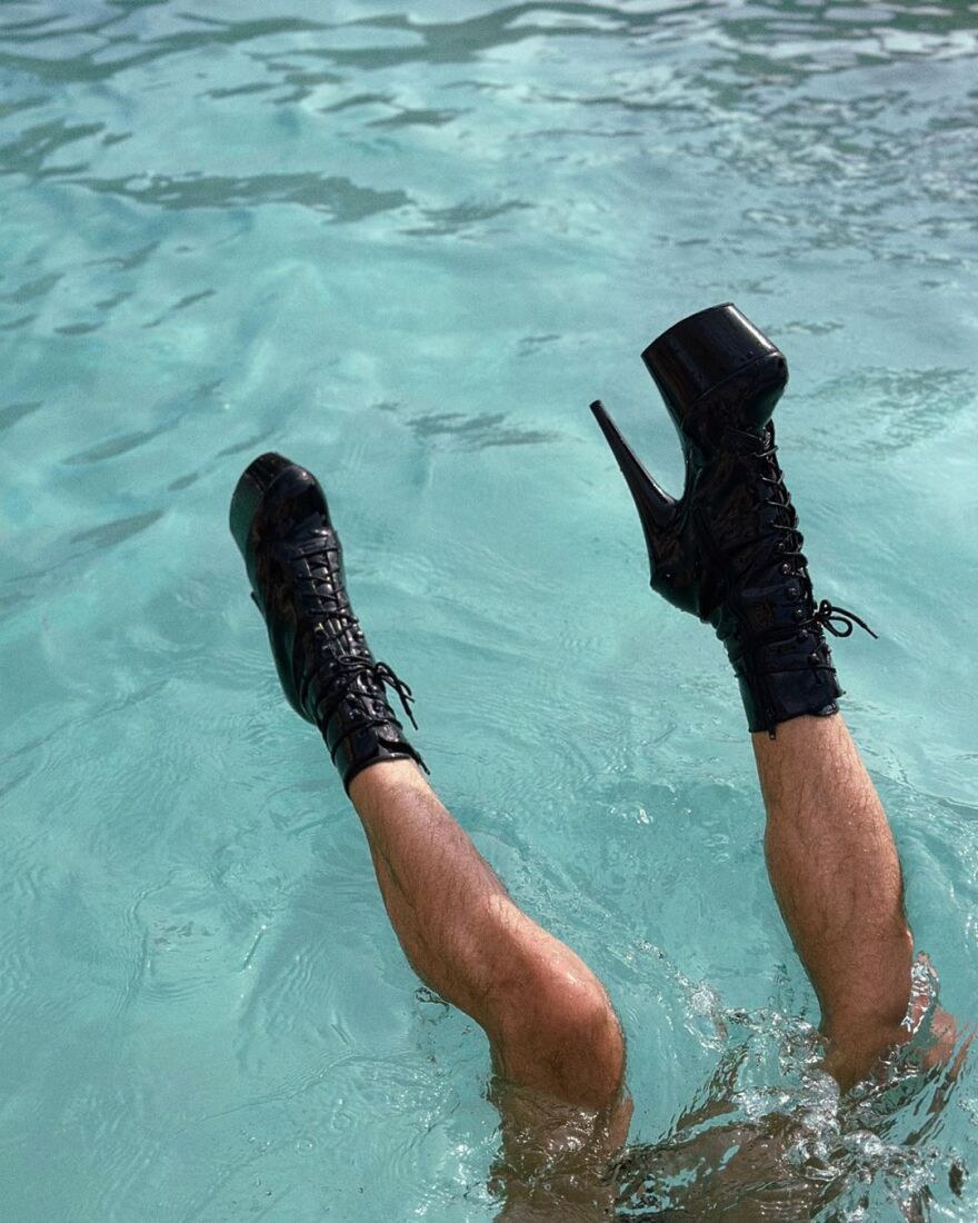 Τάσος Ξιαρχό: Με ψηλά τακούνια στην πισίνα ο χορευτής - Οι φωτογραφίες που ανάρτησε