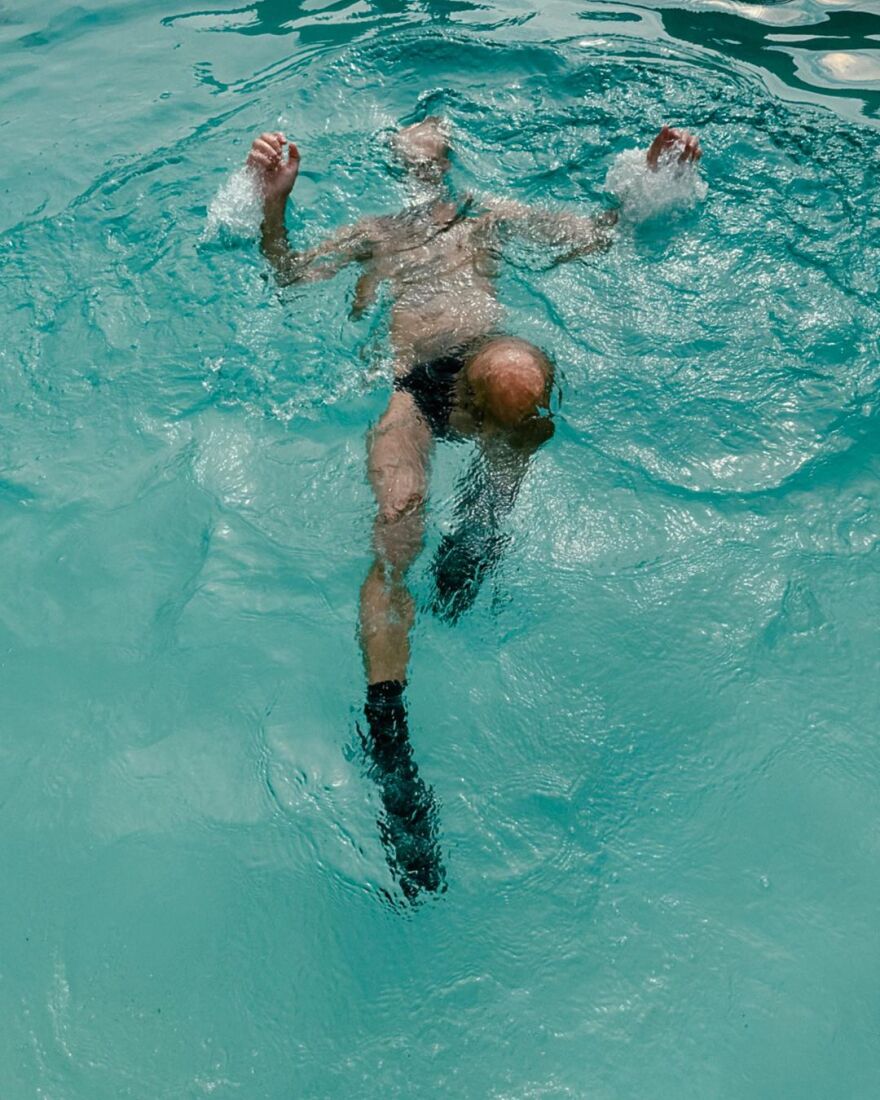 Τάσος Ξιαρχό: Με ψηλά τακούνια στην πισίνα ο χορευτής - Οι φωτογραφίες που ανάρτησε