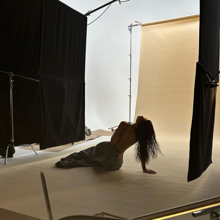 Κάιλι Τζένερ: Ημίγυμνη με λάσπες στο σώμα της - Δείτε βίντεο και φωτογραφίες