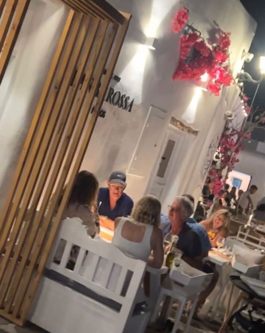 Τομ Χανκς: Στην Πάρο με τη σύζυγό του και φίλους τους - Δείτε βίντεο και φωτογραφίες