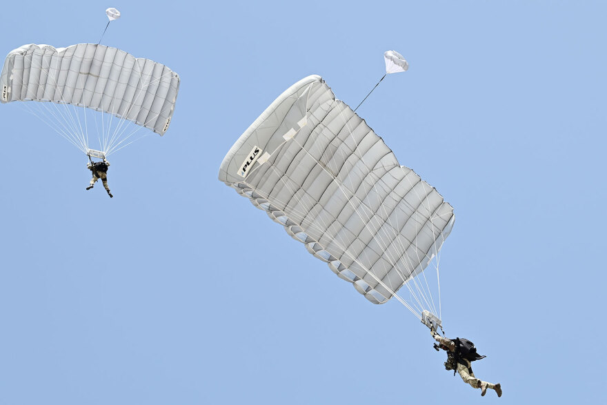 Athens Flying Week: Μοναδικό υπερθέαμα για 11η χρονιά στην Τανάγρα - Δείτε βίντεο και φωτογραφίες