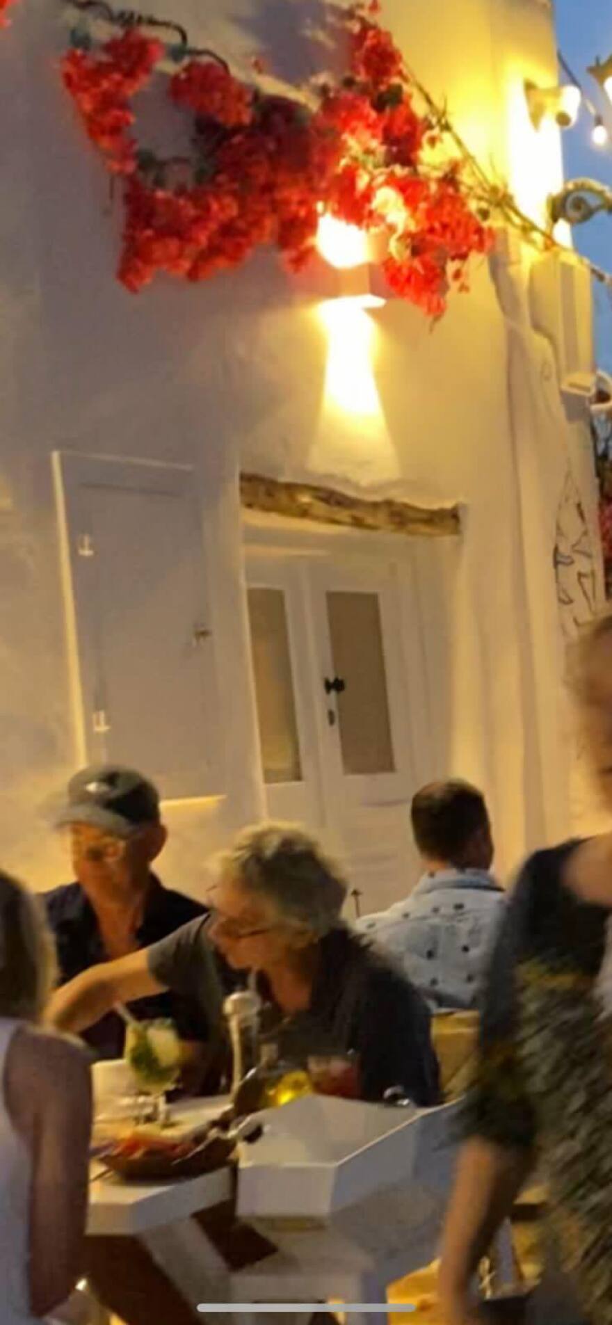 Τομ Χανκς: Στην Πάρο με τη σύζυγό του και φίλους τους - Δείτε βίντεο και φωτογραφίες