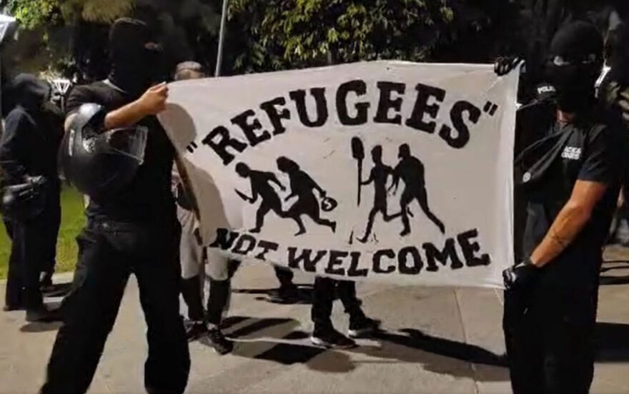 Κύπρος: Γιατί ξέσπασαν άγρια επεισόδια - Ρατσιστική πορεία, καταστροφές και συλλήψεις (βίντεο)