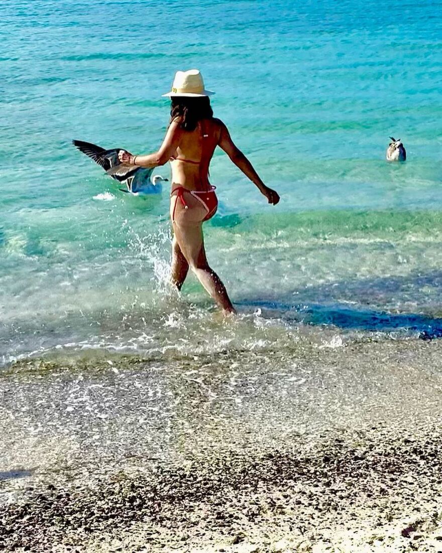 Σάλμα Χάγιεκ: Ποζάρει με μπικίνι για να ευχαριστήσει όσους της ευχήθηκαν στα 57α γενέθλιά της