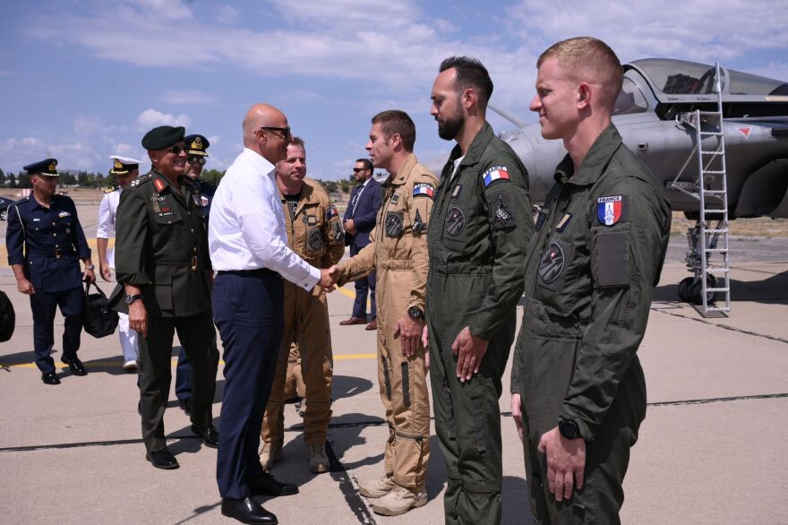 Athens Flying Week 2023: Ο Νίκος Δένδιας στο κόκπιτ του γαλλικού Rafale