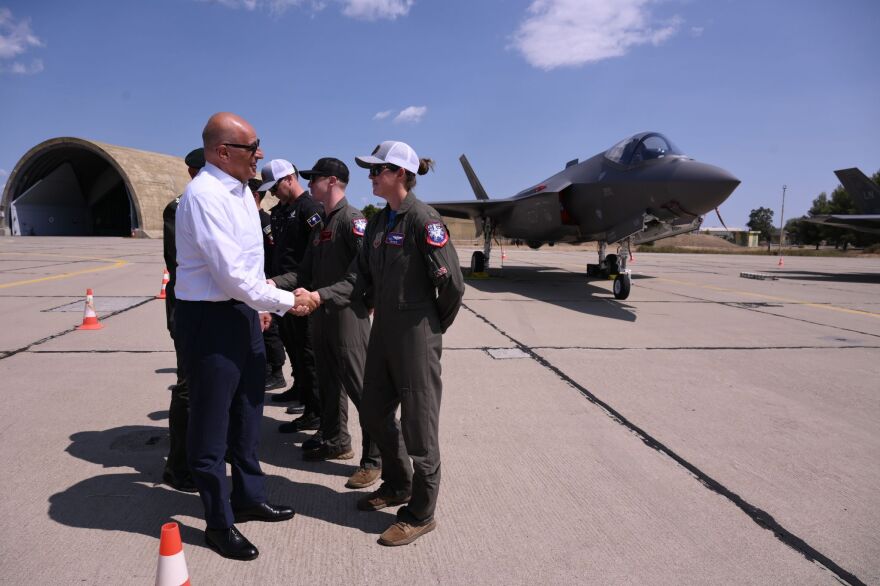 Athens Flying Week 2023: Ο Νίκος Δένδιας στο κόκπιτ του γαλλικού Rafale