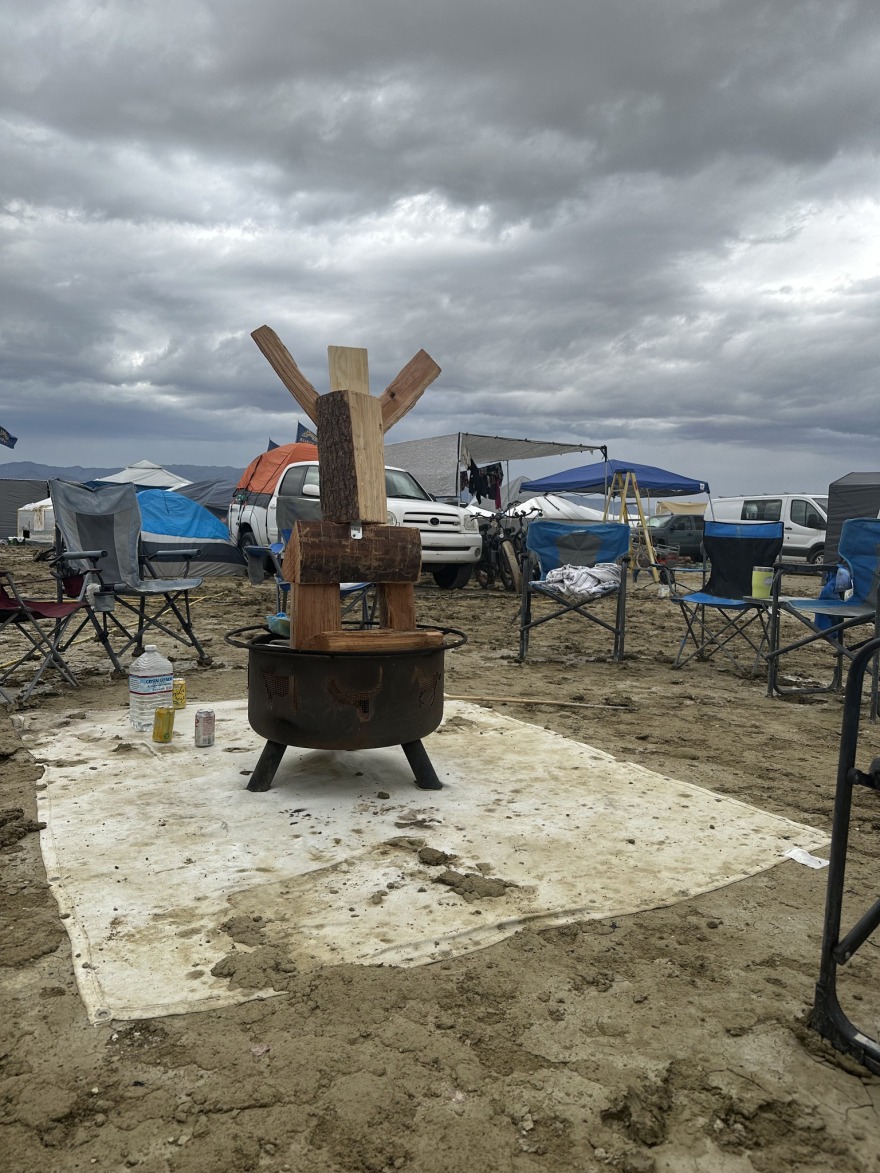 Burning Man: Κάποιοι εγκλωβισμένοι επισκέπτες έφυγαν με τα πόδια, άλλοι τσαλαβουτούν στην πηχτή λάσπη - Δείτε βίντεο