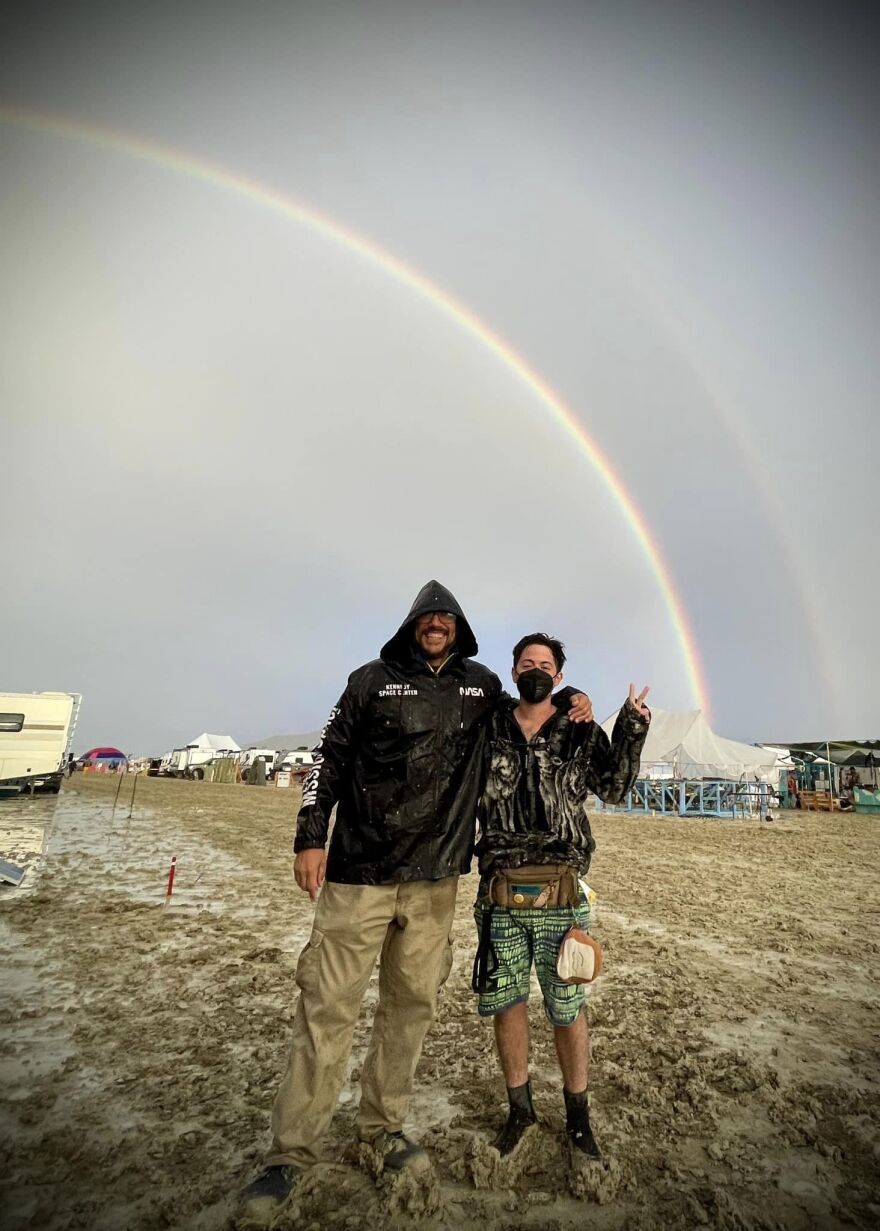 Burning Man: Κάποιοι εγκλωβισμένοι επισκέπτες έφυγαν με τα πόδια, άλλοι τσαλαβουτούν στην πηχτή λάσπη - Δείτε βίντεο