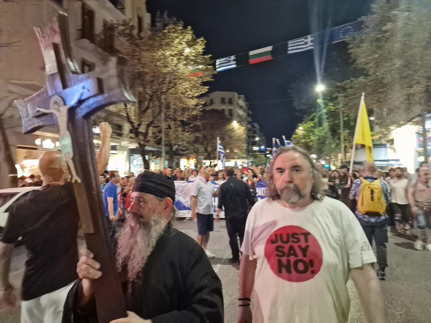 Θεσσαλονίκη: Με προσευχές και σταυρούς οι «αρνητές» των νέων ταυτοτήτων σε συγκέντρωση - Δείτε βίντεο και φωτογραφίες