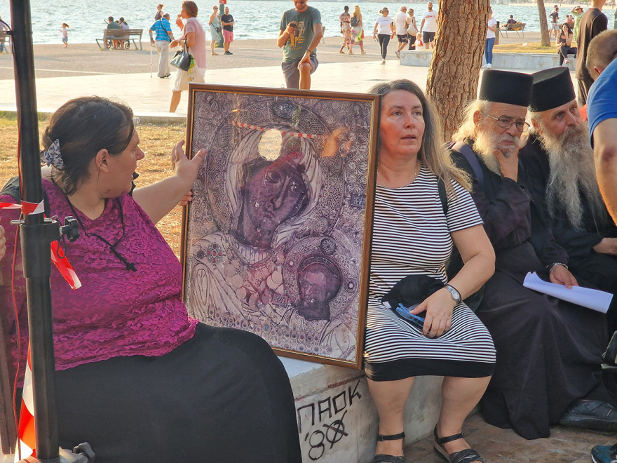 Θεσσαλονίκη: Με προσευχές και σταυρούς οι «αρνητές» των νέων ταυτοτήτων σε συγκέντρωση - Δείτε βίντεο και φωτογραφίες