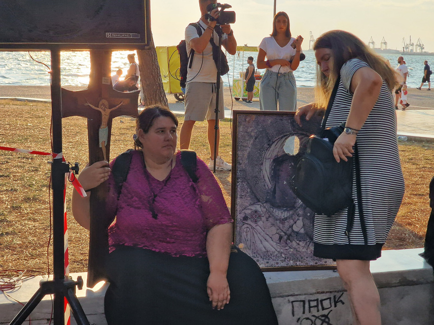 Θεσσαλονίκη: Με προσευχές και σταυρούς οι «αρνητές» των νέων ταυτοτήτων σε συγκέντρωση - Δείτε βίντεο και φωτογραφίες