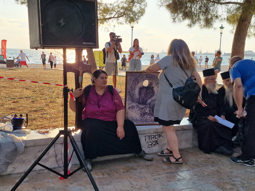 Θεσσαλονίκη: Με προσευχές και σταυρούς οι «αρνητές» των νέων ταυτοτήτων σε συγκέντρωση - Δείτε βίντεο και φωτογραφίες