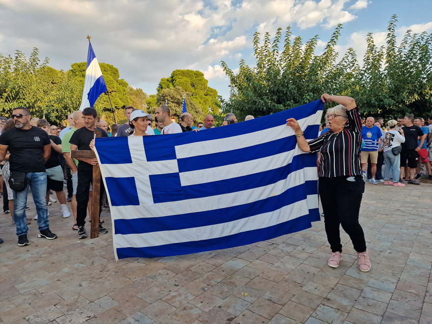 Θεσσαλονίκη: Με προσευχές και σταυρούς οι «αρνητές» των νέων ταυτοτήτων σε συγκέντρωση - Δείτε βίντεο και φωτογραφίες