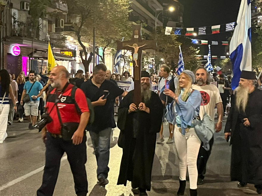 Θεσσαλονίκη: Με προσευχές και σταυρούς οι «αρνητές» των νέων ταυτοτήτων σε συγκέντρωση - Δείτε βίντεο και φωτογραφίες