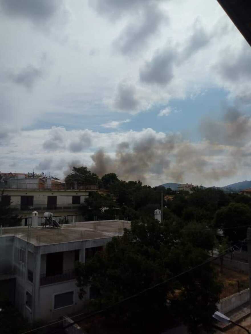 Φωτιά στη Σταμάτα: Περιορίζεται το μέτωπο της πυρκαγιάς - Μήνυμα από το 112 στους κατοίκους