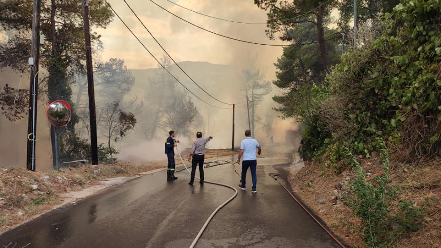 Φωτιά στη Σταμάτα: Περιορίζεται το μέτωπο της πυρκαγιάς - Μήνυμα από το 112 στους κατοίκους