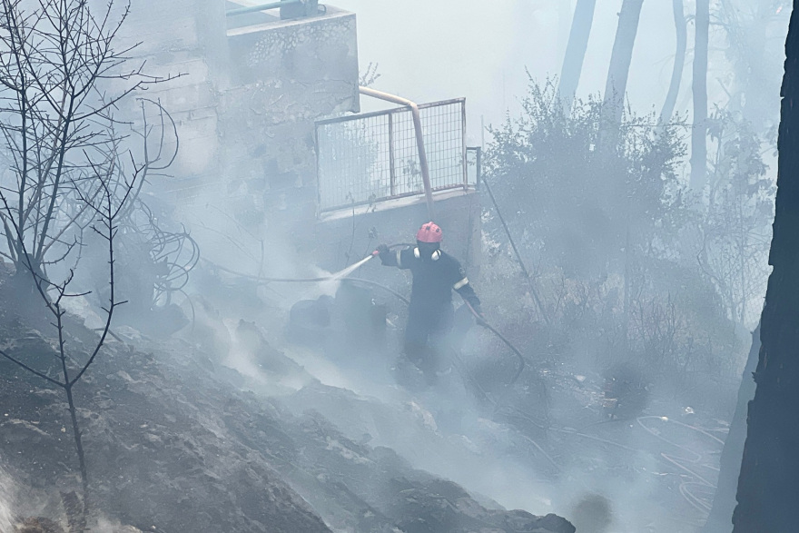 Φωτιά στη Σταμάτα: Περιορίζεται το μέτωπο της πυρκαγιάς - Μήνυμα από το 112 στους κατοίκους