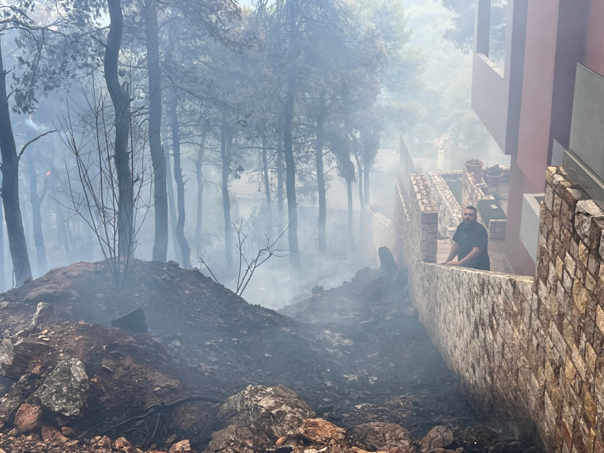 Φωτιά στη Σταμάτα: Περιορίζεται το μέτωπο της πυρκαγιάς - Μήνυμα από το 112 στους κατοίκους