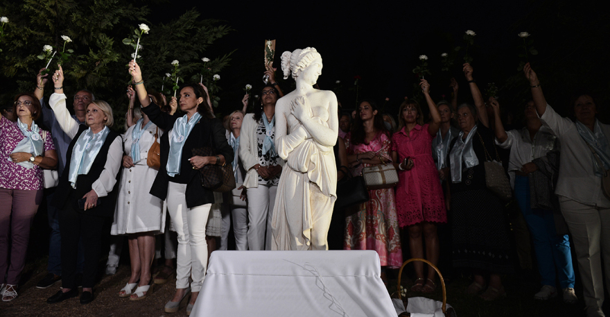 Αργυρούπολη: Μνημείο για την 41χρονη Όλγα που πέθανε μετά τον άγριο ξυλοδαρμό από τον σύντροφό της