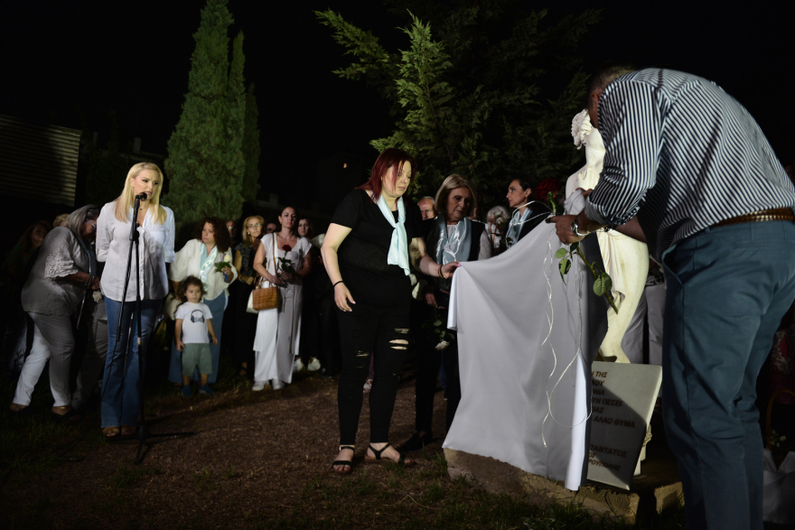 Αργυρούπολη: Μνημείο για την 41χρονη Όλγα που πέθανε μετά τον άγριο ξυλοδαρμό από τον σύντροφό της