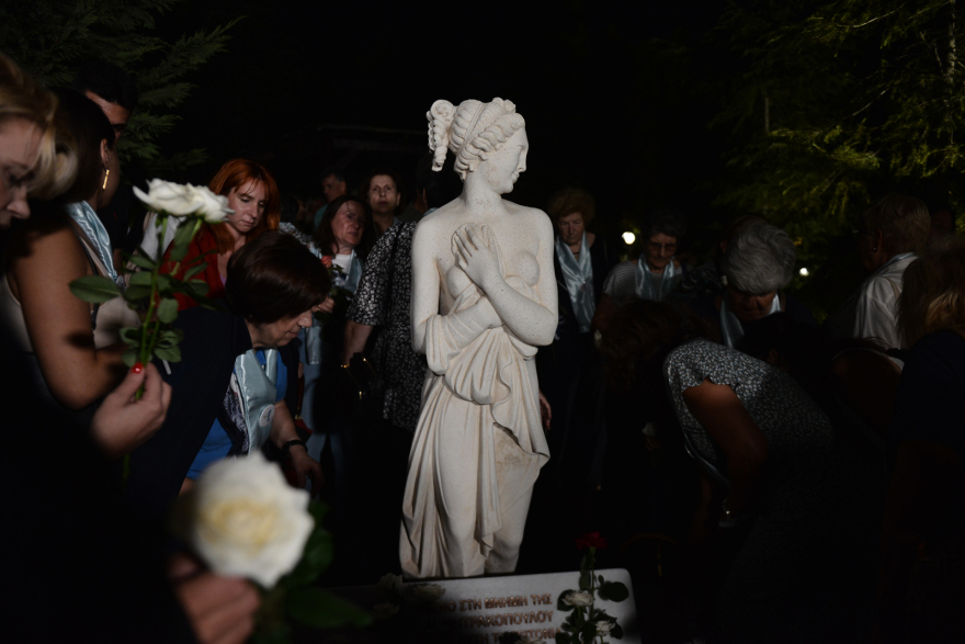 Αργυρούπολη: Μνημείο για την 41χρονη Όλγα που πέθανε μετά τον άγριο ξυλοδαρμό από τον σύντροφό της