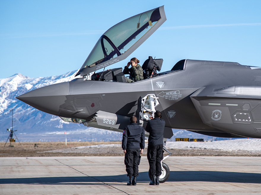 11η Athens Flying Week: Με την πιλότο που διοικεί την ομάδα επίδειξης των αμερικανικών F-35 ο Δένδιας - Δείτε φωτογραφία