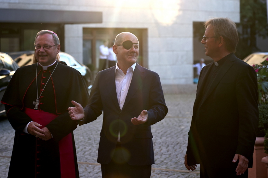 Γερμανία: Η πρώτη εμφάνιση του Σολτς ως «πειρατής» εξαιτίας του πρησμένου ματιού του