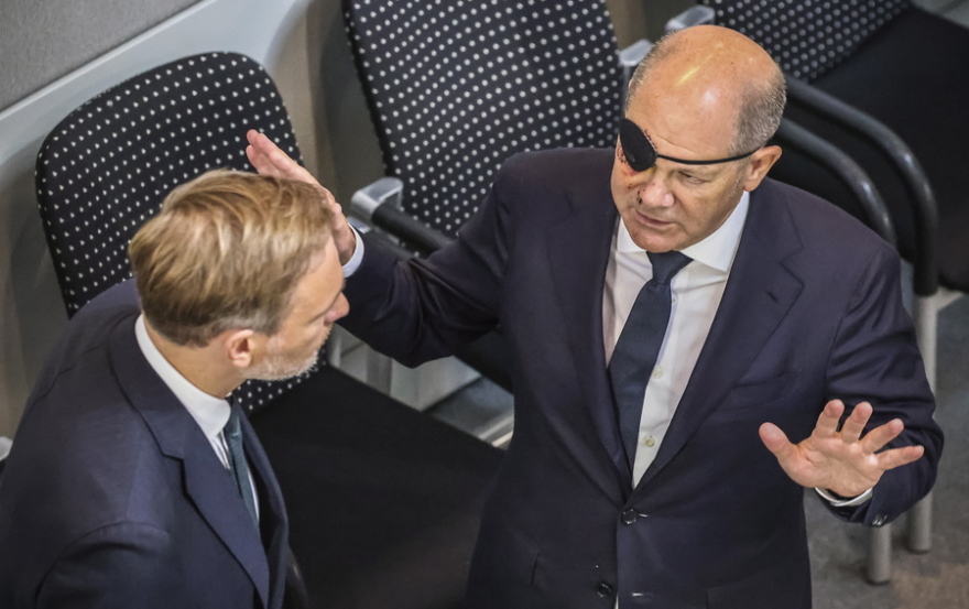 Γερμανία: Η πρώτη εμφάνιση του Σολτς ως «πειρατής» εξαιτίας του πρησμένου ματιού του