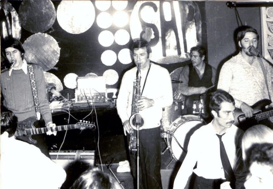 Νταλάρας, Θάνος Μικρούτσικος, Λίνος Κόκοτος και Νίκος Καρβέλας στα συγκροτήματα των ‘60s