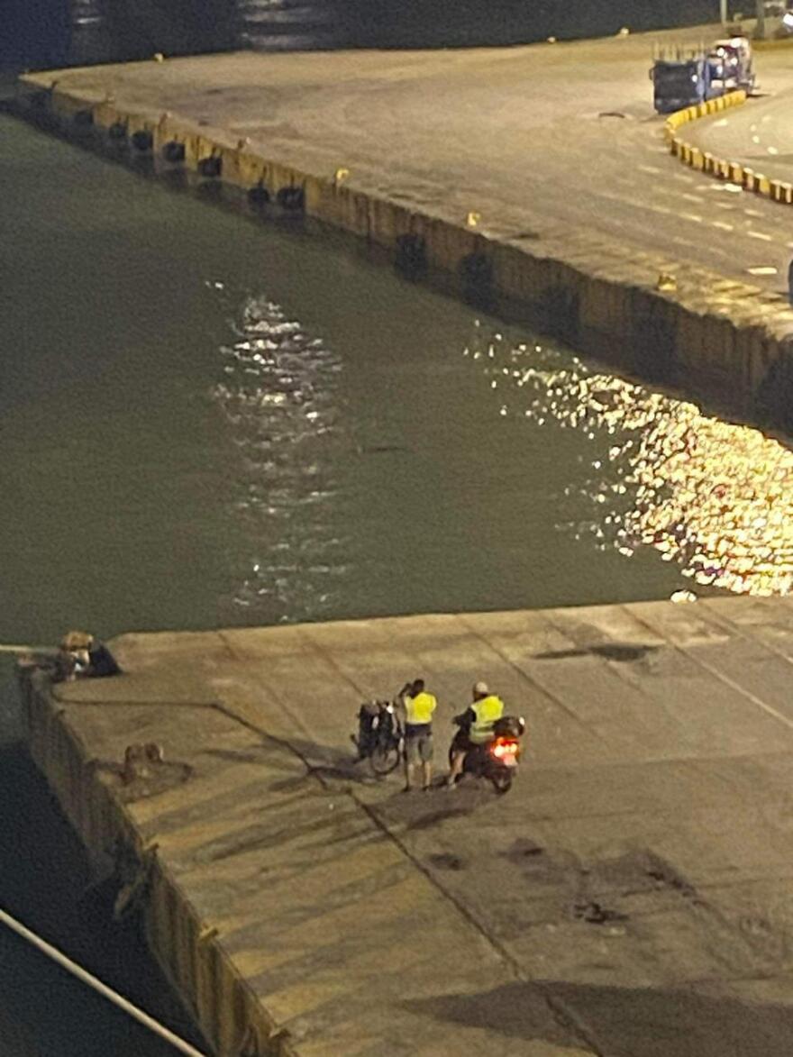 Τραγωδία στον Πειραιά: Σκοτώθηκε όταν πήγε να προλάβει το πλοίο που είχε λύσει κάβους για Κρήτη! Δείτε βίντεο