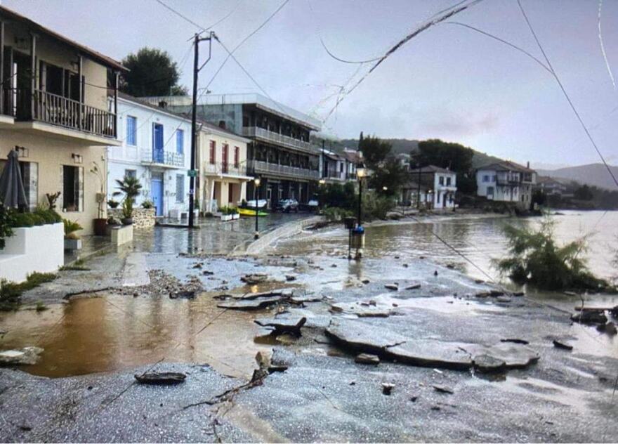 Κακοκαιρία Daniel - Πήλιο: Σπίτια έχουν πέσει σε ρέμα - Κάτοικοι σκαρφάλωσαν μέχρι και σε... δέντρα για να γλιτώσουν 