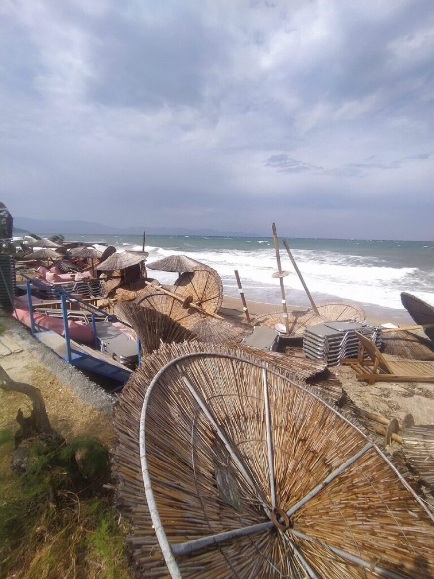 Κακοκαιρία Daniel - Χαλκιδική: O ισχυρός αέρας «ξήλωσε» ομπρέλες και ξαπλώστρες στην παραλία της Ιερισσού (φωτογραφίες)