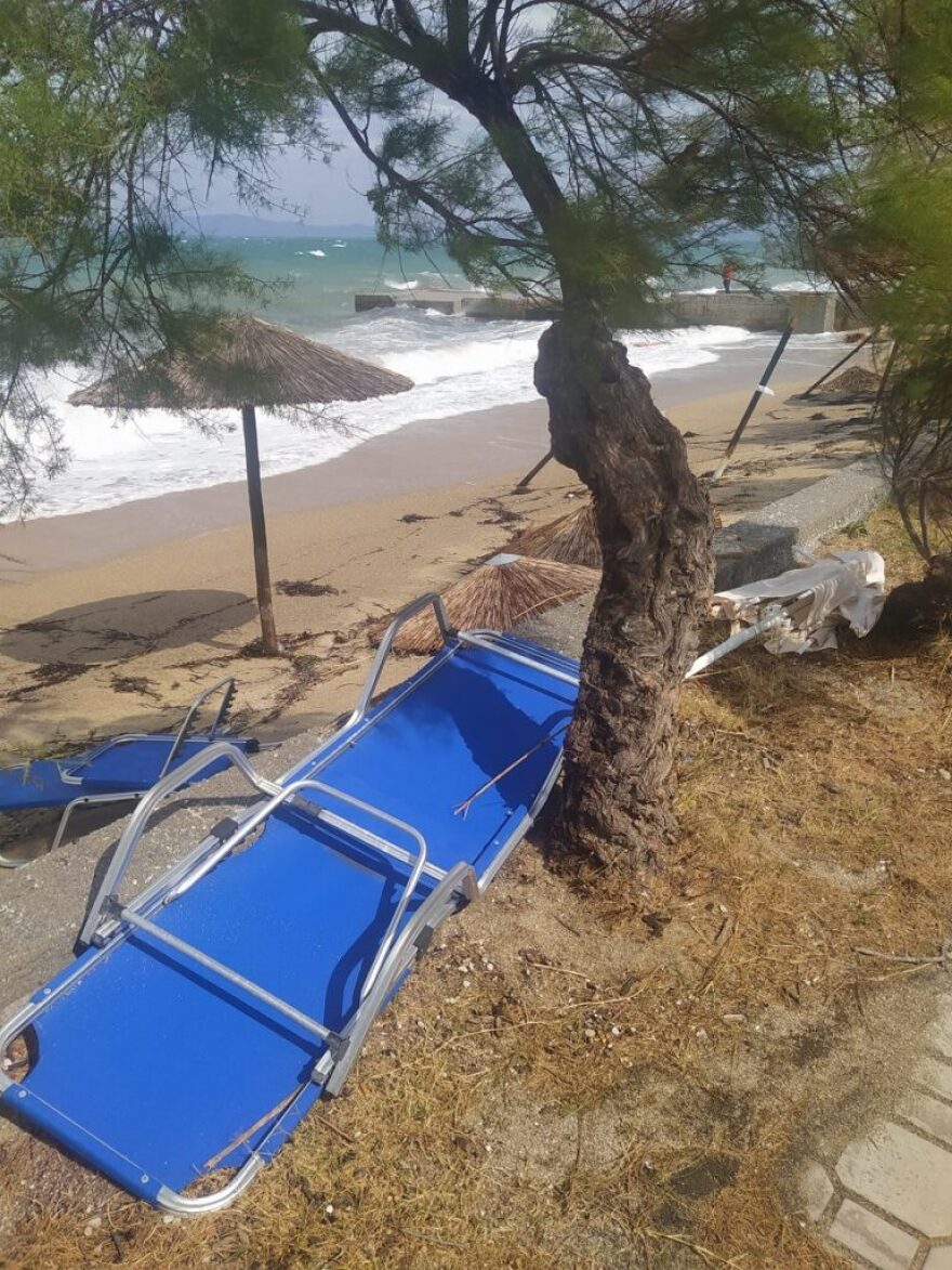 Κακοκαιρία Daniel - Χαλκιδική: O ισχυρός αέρας «ξήλωσε» ομπρέλες και ξαπλώστρες στην παραλία της Ιερισσού (φωτογραφίες)