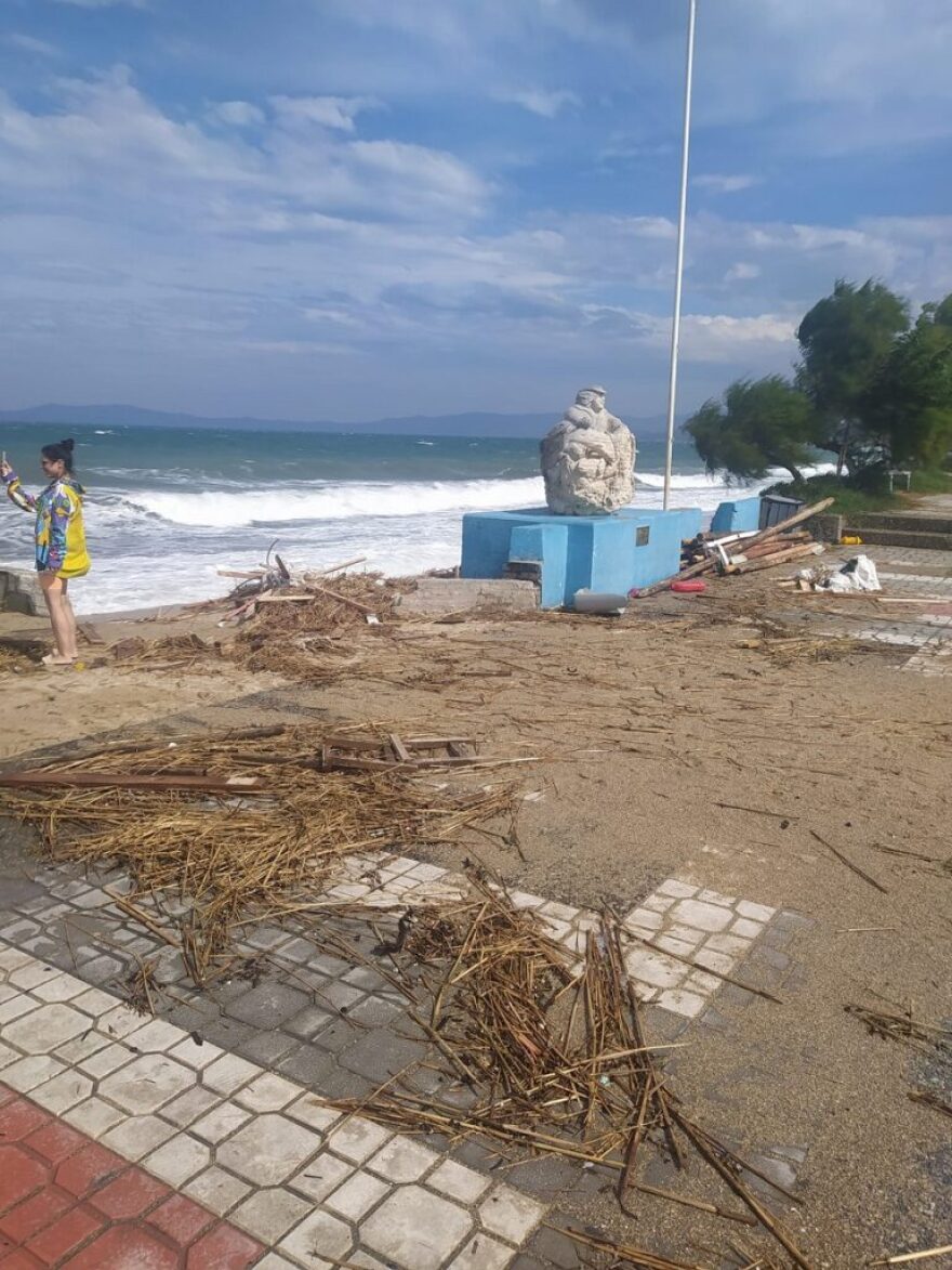 Κακοκαιρία Daniel - Χαλκιδική: O ισχυρός αέρας «ξήλωσε» ομπρέλες και ξαπλώστρες στην παραλία της Ιερισσού (φωτογραφίες)