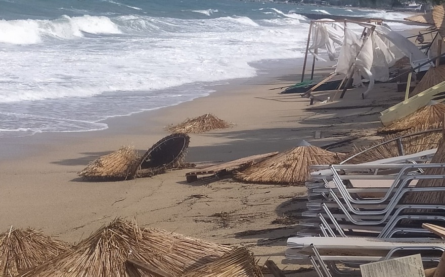 Κακοκαιρία Daniel - Χαλκιδική: O ισχυρός αέρας «ξήλωσε» ομπρέλες και ξαπλώστρες στην παραλία της Ιερισσού (φωτογραφίες)