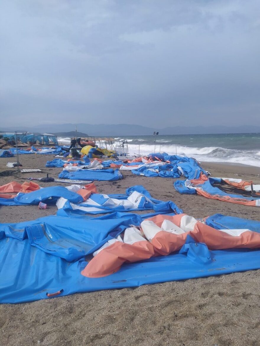 Κακοκαιρία Daniel - Χαλκιδική: O ισχυρός αέρας «ξήλωσε» ομπρέλες και ξαπλώστρες στην παραλία της Ιερισσού (φωτογραφίες)
