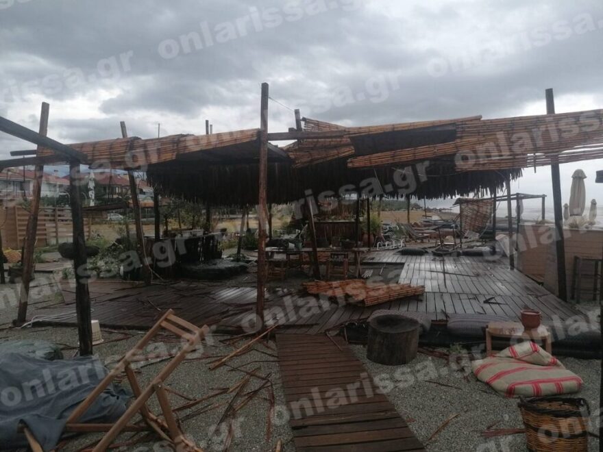 Κακοκαιρία Daniel: Καταστροφές στην παραλία Αγιάς στη Λάρισα – Ξηλώθηκαν ομπρέλες και ξαπλώστρες