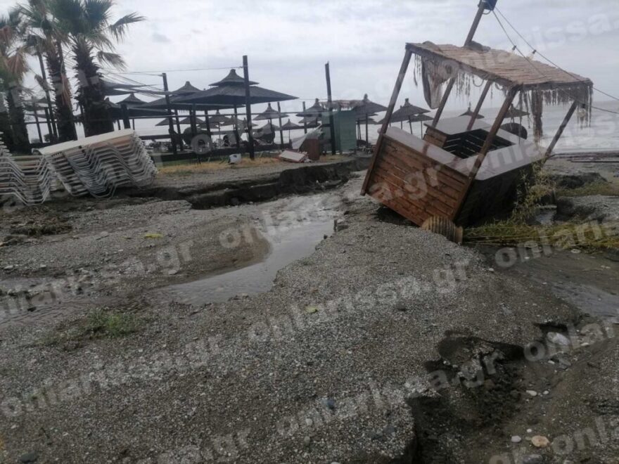 Κακοκαιρία Daniel: Καταστροφές στην παραλία Αγιάς στη Λάρισα – Ξηλώθηκαν ομπρέλες και ξαπλώστρες