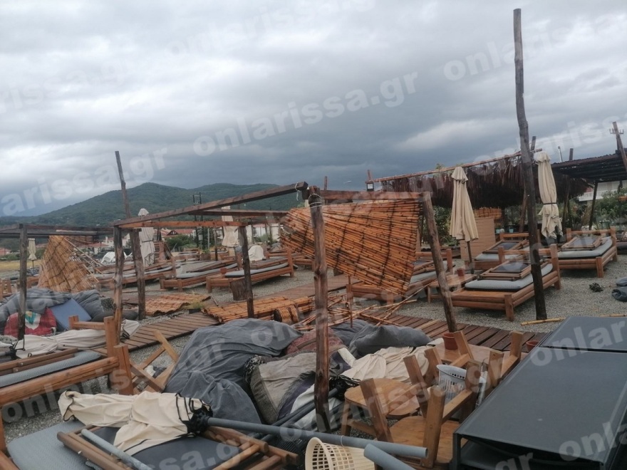 Κακοκαιρία Daniel: Καταστροφές στην παραλία Αγιάς στη Λάρισα – Ξηλώθηκαν ομπρέλες και ξαπλώστρες