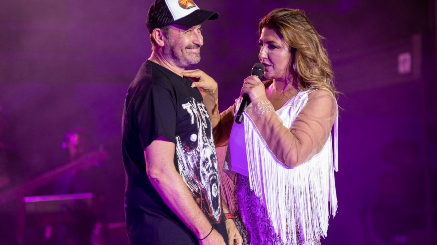 Έλενα Παπαρίζου: Ξεσήκωσε το κοινό στο Βεάκειο - Δείτε βίντεο και φωτογραφίες