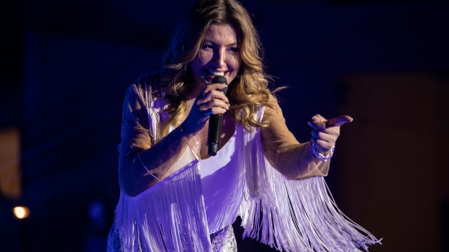 Έλενα Παπαρίζου: Ξεσήκωσε το κοινό στο Βεάκειο - Δείτε βίντεο και φωτογραφίες