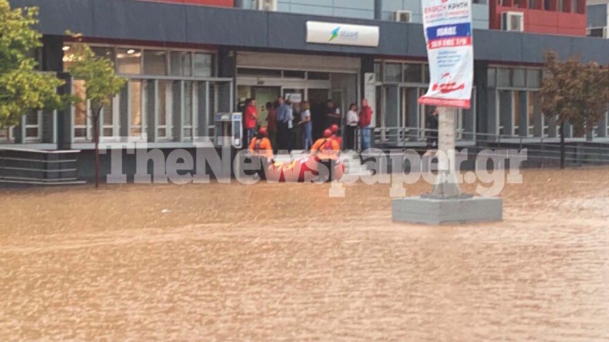 Κακοκαιρία Daniel - Βόλος: Με βάρκες στο κέντρο της πόλης για απεγκλωβισμούς - Δείτε βίντεο και φωτογραφίες