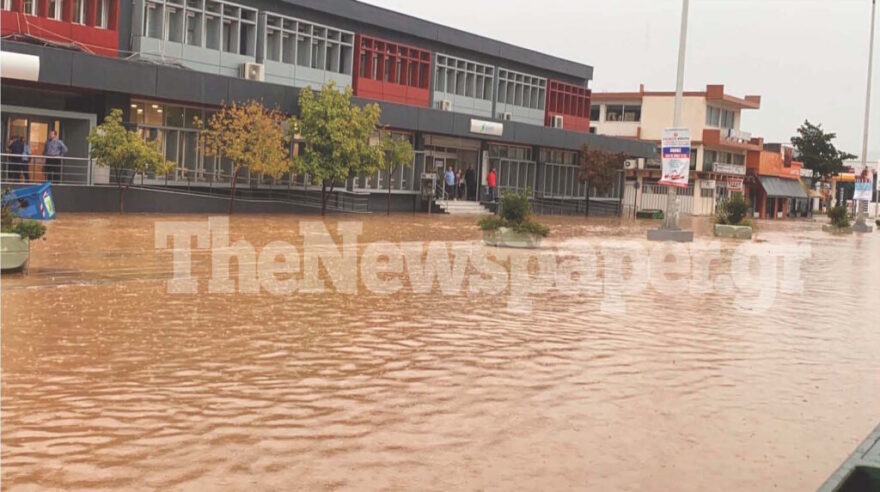 Κακοκαιρία Daniel - Βόλος: Με βάρκες στο κέντρο της πόλης για απεγκλωβισμούς - Δείτε βίντεο και φωτογραφίες