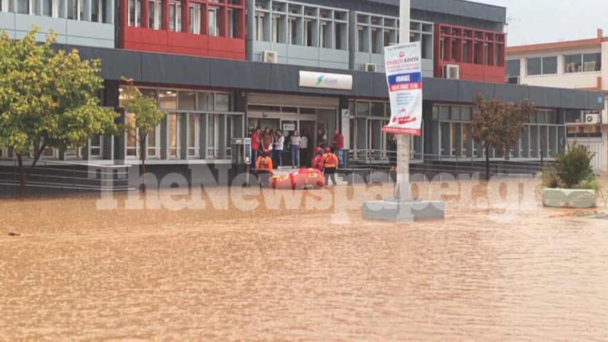 Κακοκαιρία Daniel - Βόλος: Με βάρκες στο κέντρο της πόλης για απεγκλωβισμούς - Δείτε βίντεο και φωτογραφίες
