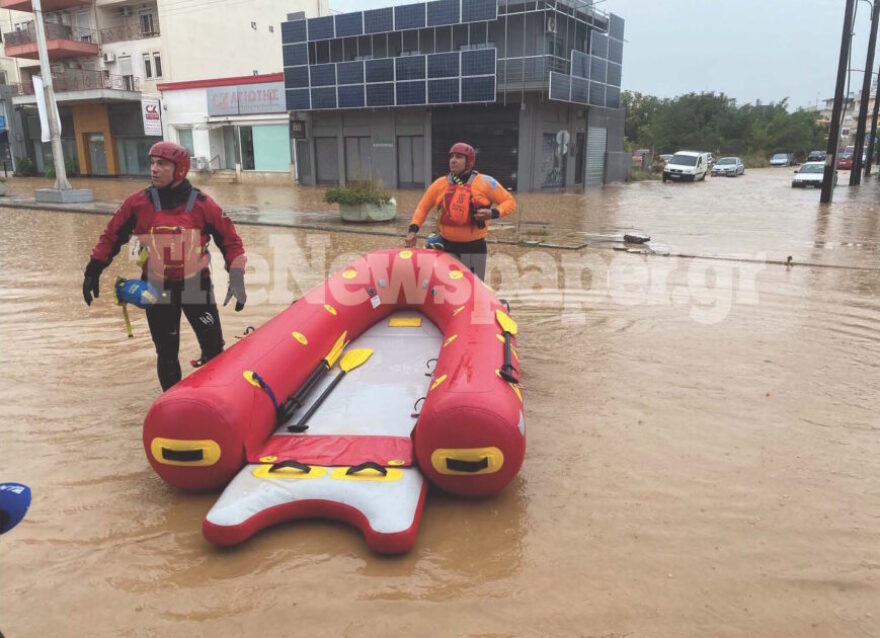 Κακοκαιρία Daniel - Βόλος: Με βάρκες στο κέντρο της πόλης για απεγκλωβισμούς - Δείτε βίντεο και φωτογραφίες