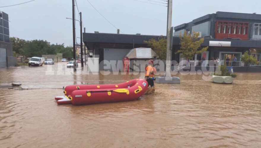 Κακοκαιρία Daniel - Βόλος: Με βάρκες στο κέντρο της πόλης για απεγκλωβισμούς - Δείτε βίντεο και φωτογραφίες